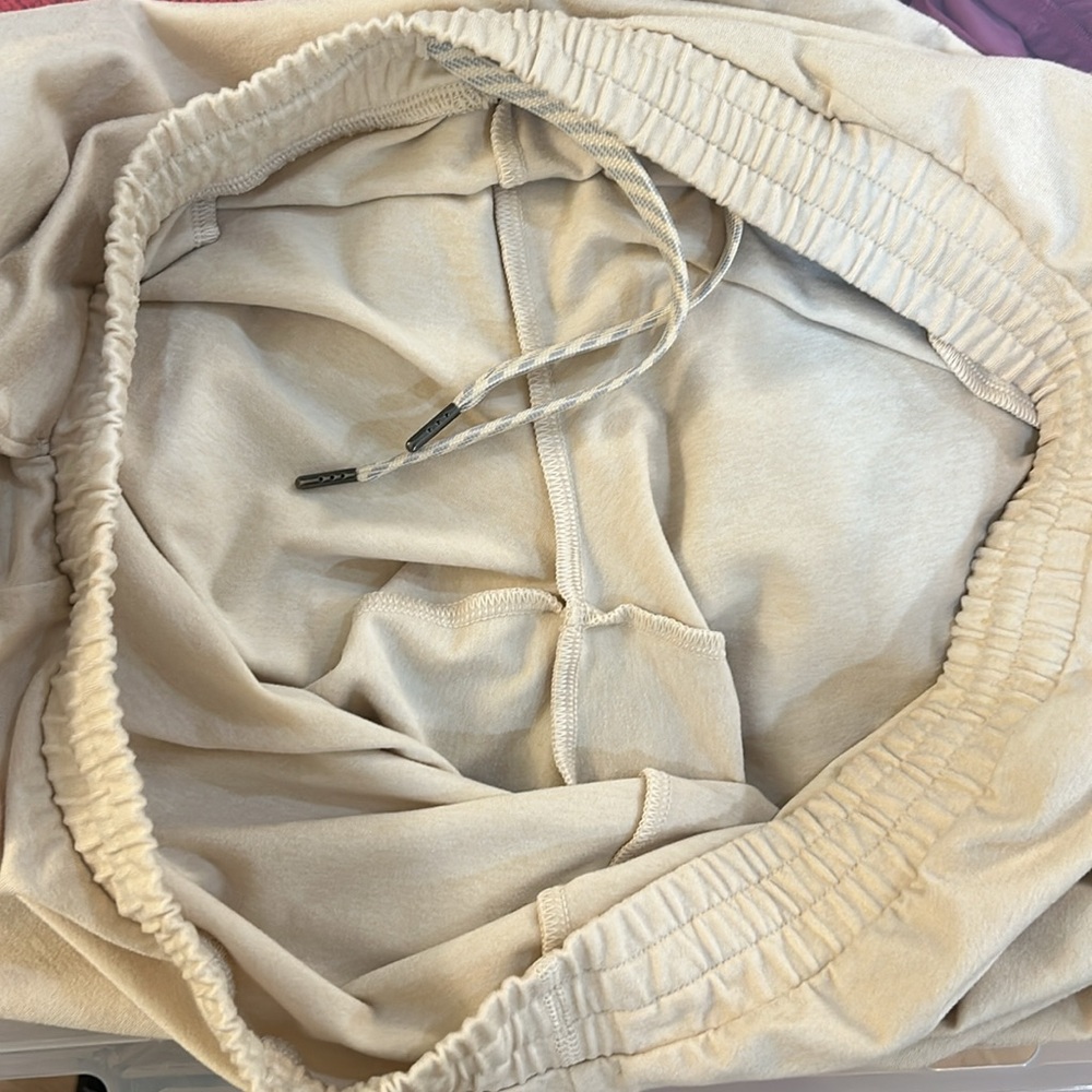 Vuori Joggers Size Large - Picture 16 of 16